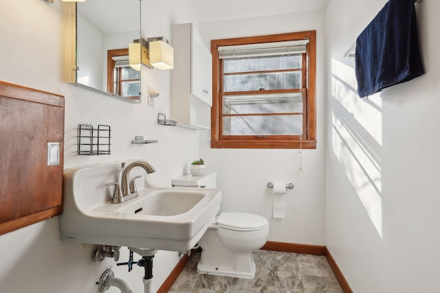 3522 Benjamin St NE, Minneapolis, MN 55418 - half bathroom with baseboards and toilet