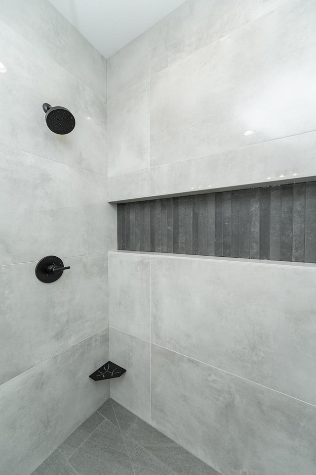 bathroom featuring a tile shower