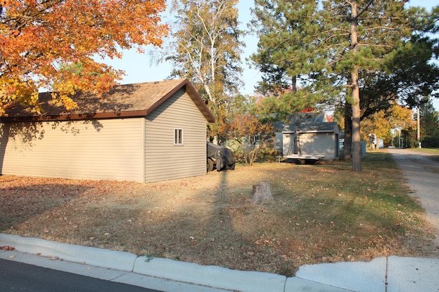 view of side of property featuring a lawn