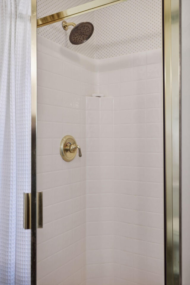 interior details with a tile shower