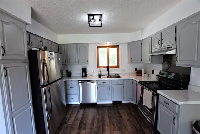 313 10th Ave NE, Roseau, MN 56751 - kitchen featuring a sink, stainless steel appliances, gray cabinets, a textured ceiling, and under cabinet range hood