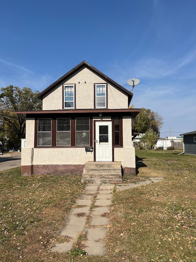 view of front of house with a front lawn