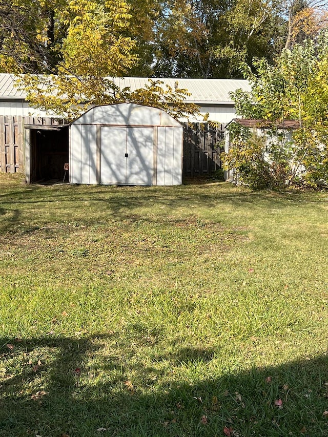 view of yard featuring a storage shed