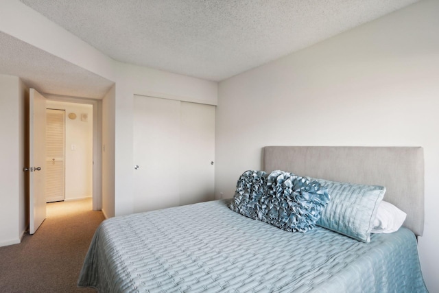 bedroom featuring a closet, carpet flooring, and a textured ceiling