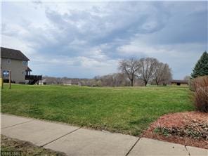 Listing photo 3 for 926 Newhall Dr, Faribault MN 55021