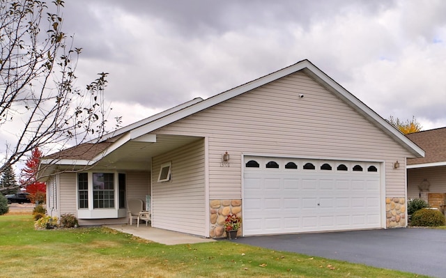 ranch-style house featuring a front yard and a garage