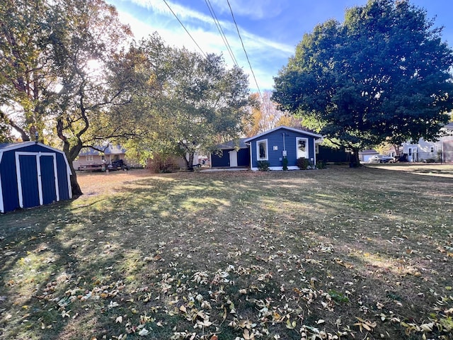 view of yard with a shed