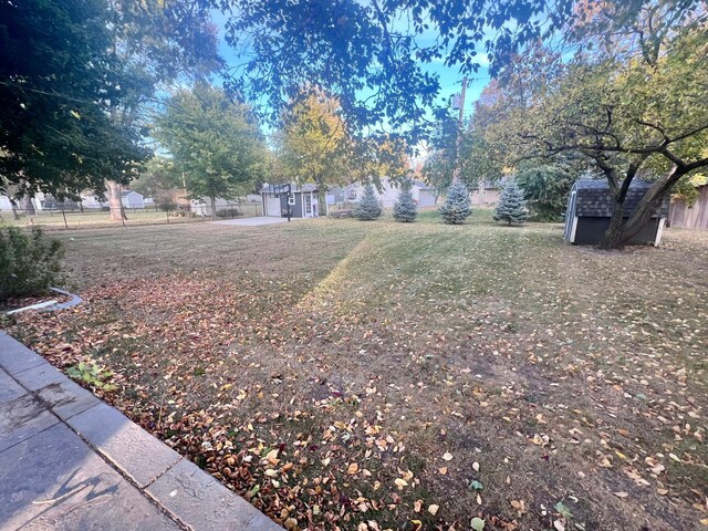 view of yard featuring a storage unit