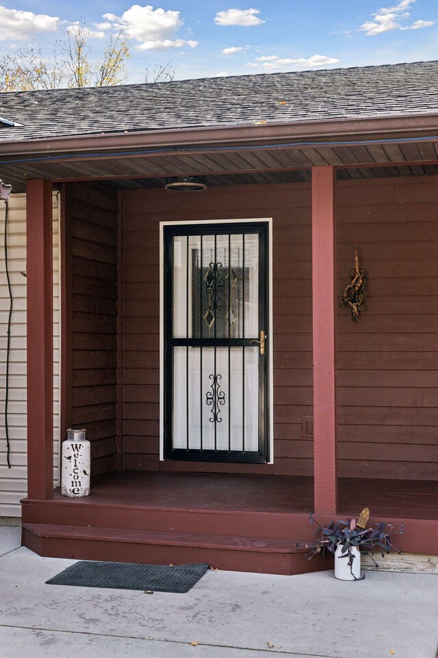 entrance to property featuring a porch