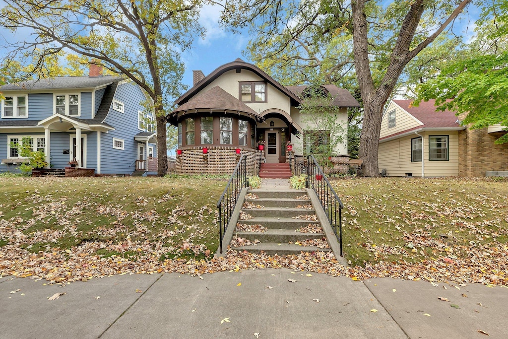 view of front of home featuring a front yard