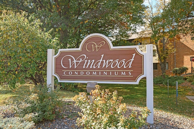 community / neighborhood sign featuring a yard