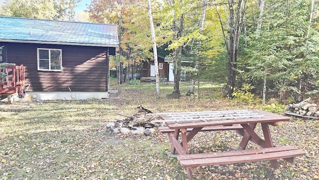 view of yard featuring a storage unit