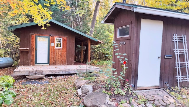 view of outdoor structure with an outbuilding