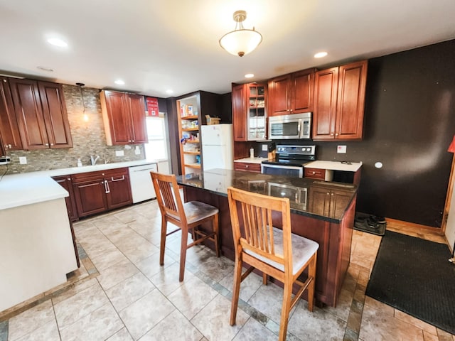 kitchen featuring appliances with stainless steel finishes, a kitchen breakfast bar, and a kitchen island