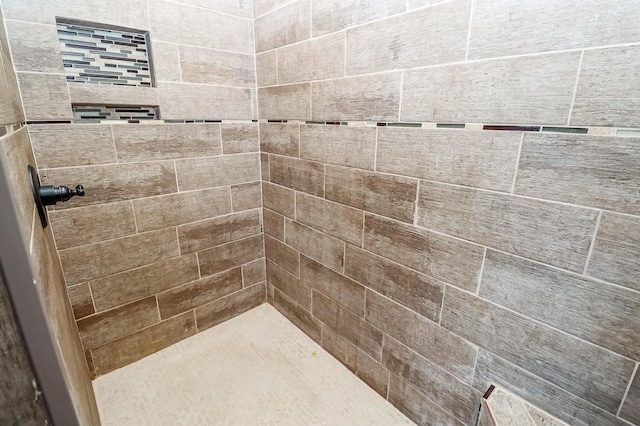 bathroom featuring a tile shower