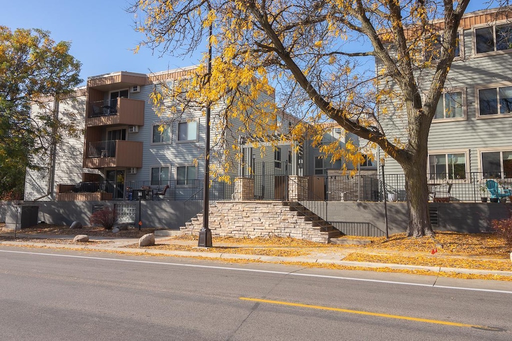 view of front of property featuring a balcony