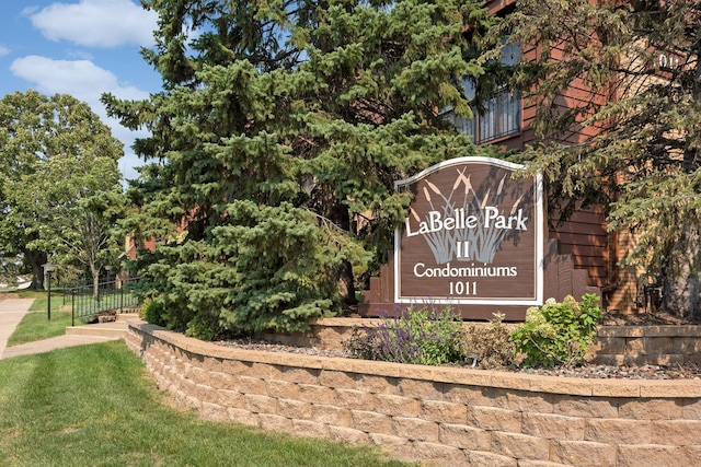 view of community / neighborhood sign