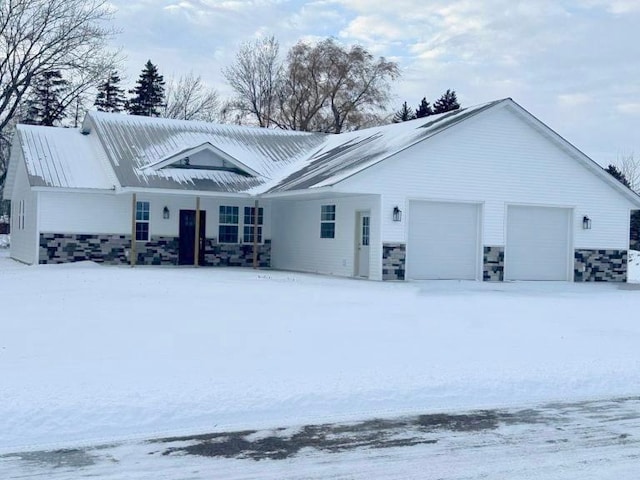 view of front of property featuring a garage