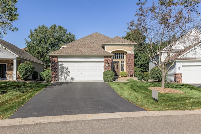 view of front facade featuring a garage and a front yard