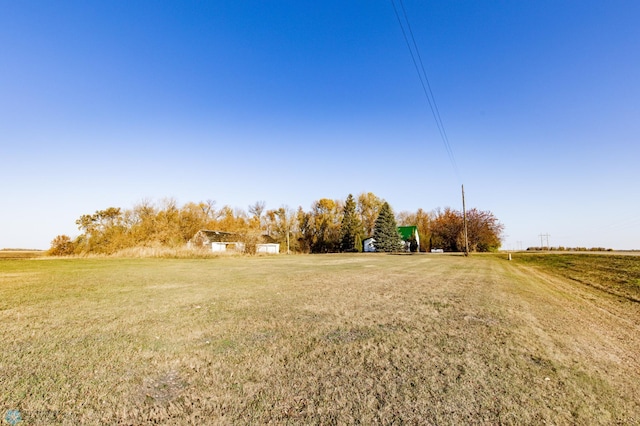 view of yard featuring a rural view