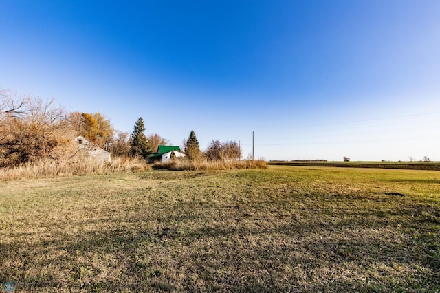 view of yard featuring a rural view