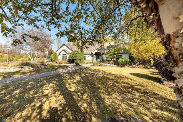 view of front of house featuring a front lawn