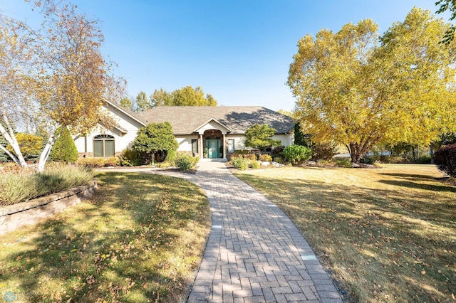 view of front facade with a front yard