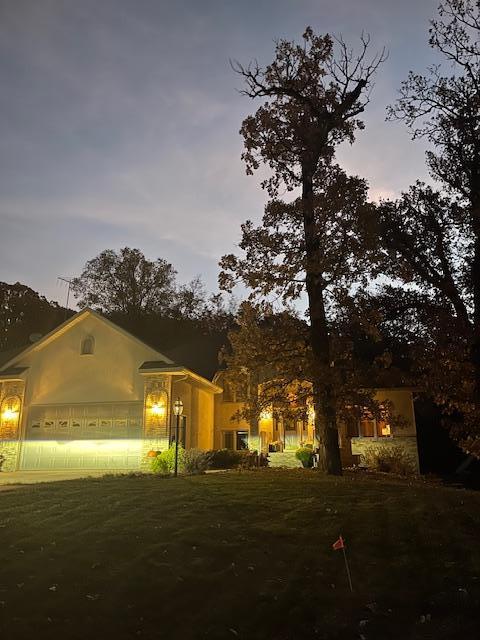 view of front of property featuring a front lawn and a garage