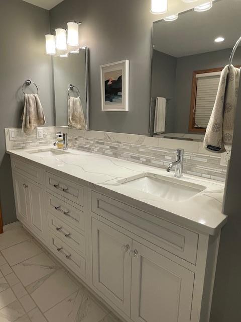 bathroom with backsplash and vanity