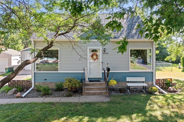 view of front of home with a front lawn