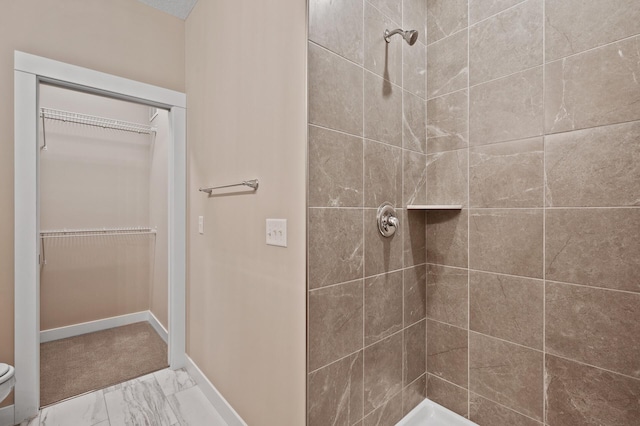 bathroom featuring a tile shower