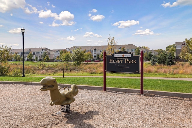 view of property's community featuring a lawn