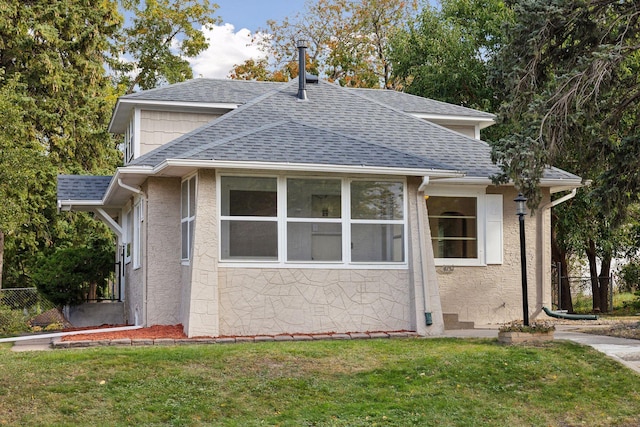 view of side of property featuring a yard