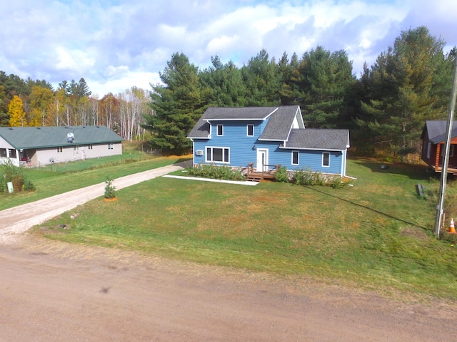 view of front of home featuring a front lawn and driveway