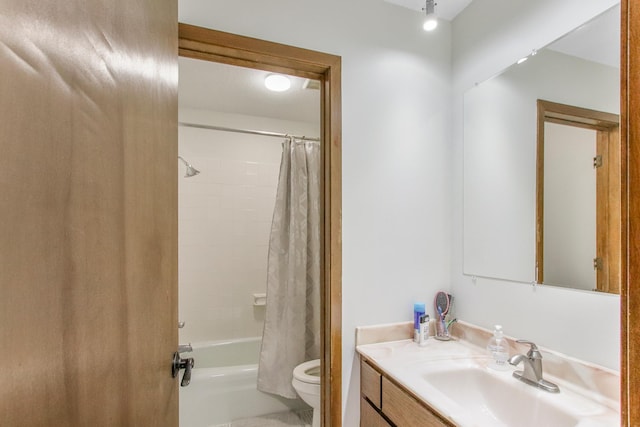 full bathroom featuring shower / bath combo with shower curtain, vanity, and toilet