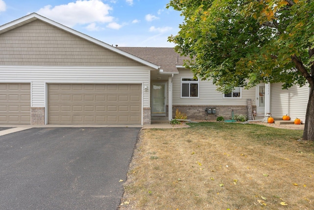 view of front of property featuring a garage and a front yard