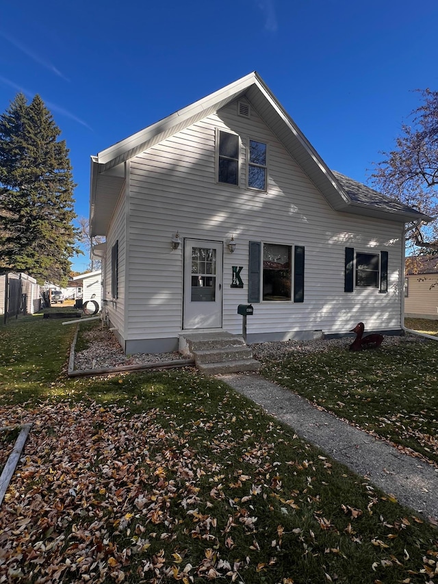 view of front of property featuring a front yard