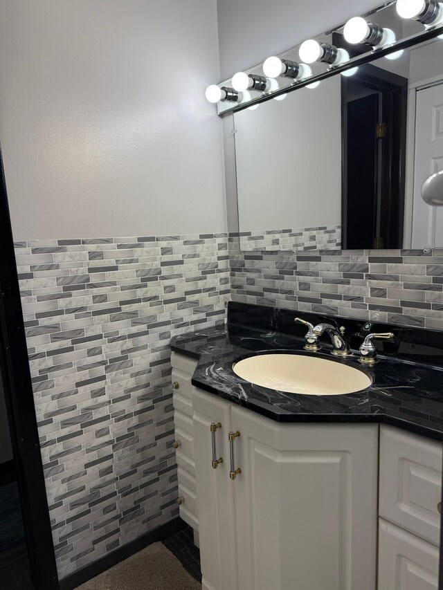 2007 122nd St Unit B2, Burnsville, MN 55337 - bathroom featuring tile walls, backsplash, and vanity