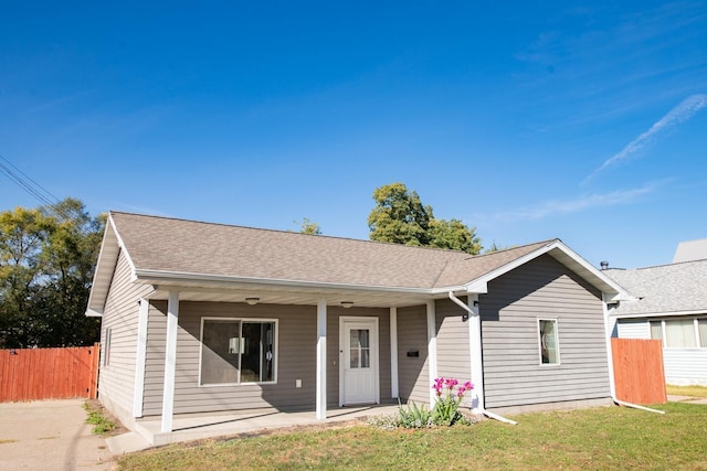 view of front of home featuring a front yard