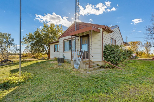 view of front of house with a front lawn