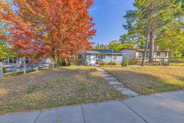 view of front facade with a front yard