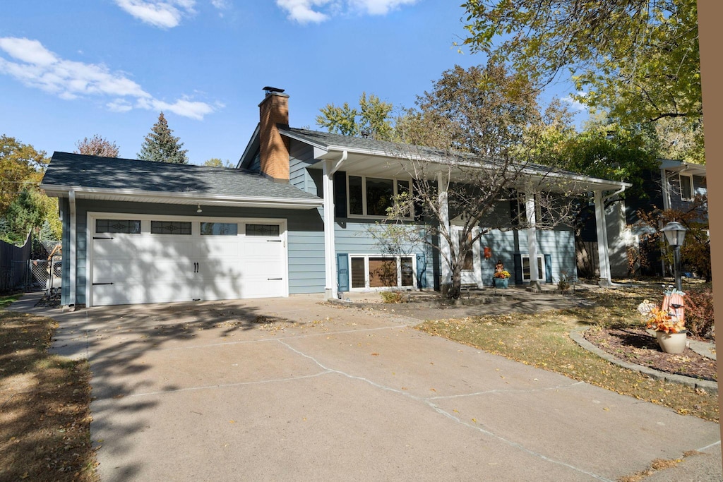 view of front facade featuring a garage