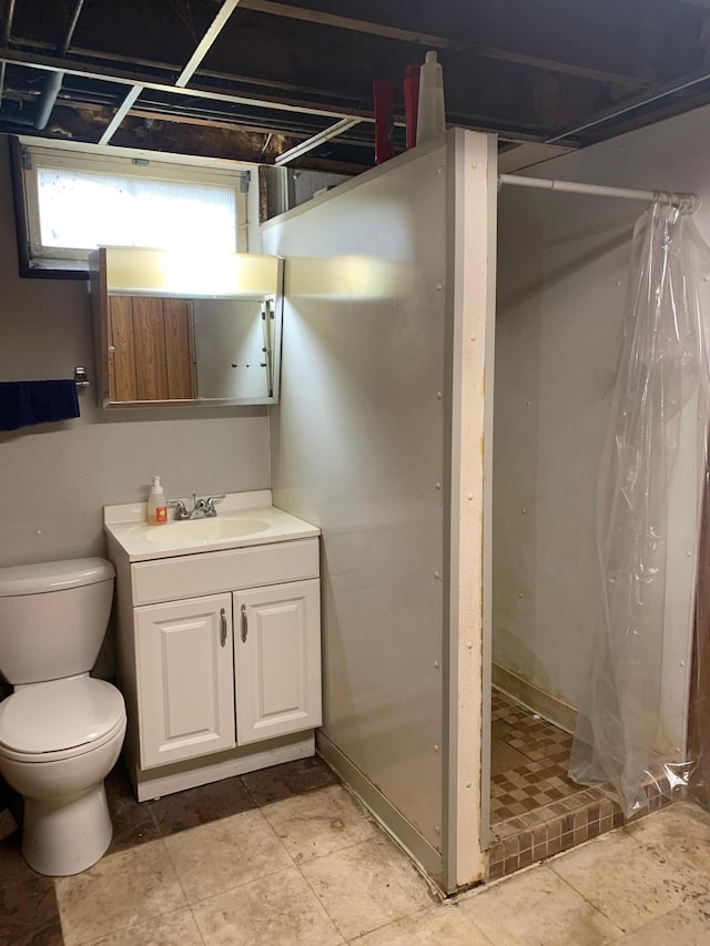 bathroom with vanity, toilet, and curtained shower