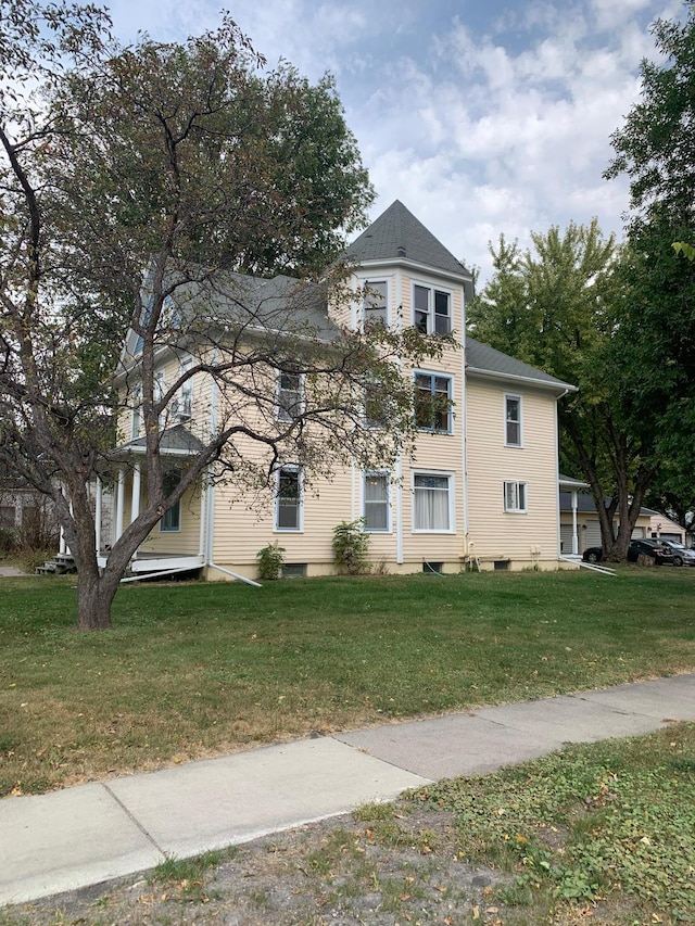 view of front facade with a front yard