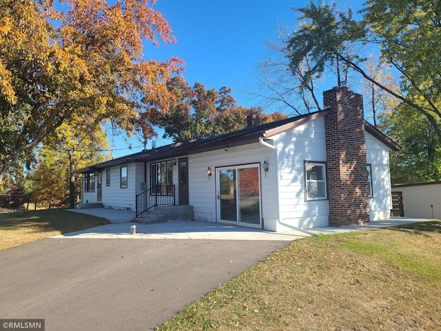 single story home featuring a front lawn