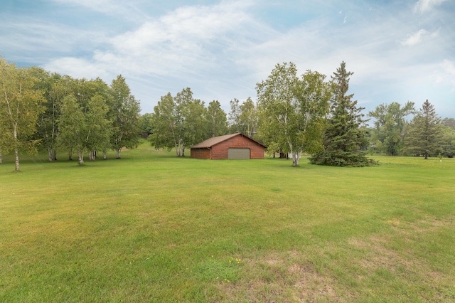 view of yard featuring an outbuilding