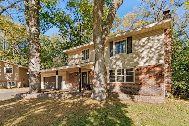 view of front of property featuring a front lawn