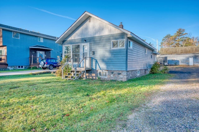 back of house featuring a lawn