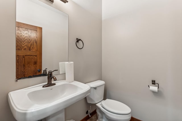 bathroom featuring toilet and sink