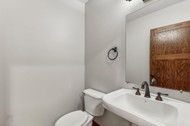 bathroom featuring toilet and sink